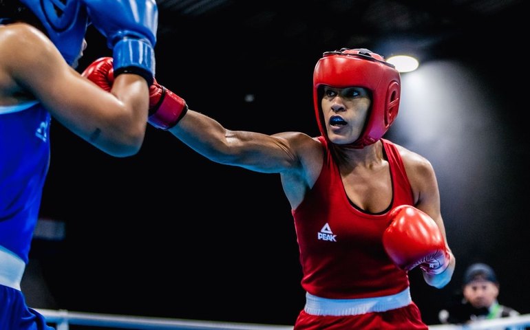 Bárbara Santos vence na estreia e vai às quartas do Mundial de Boxe