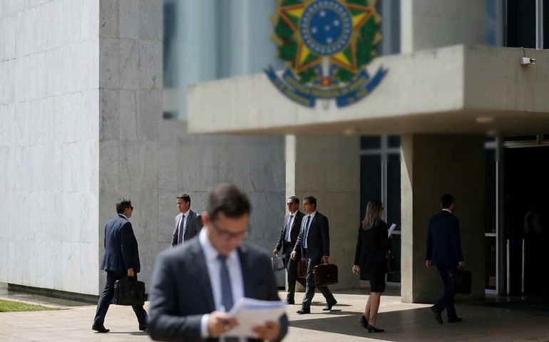 Após caso Master, governo exige comunicação à AGU sobre venda de precatórios