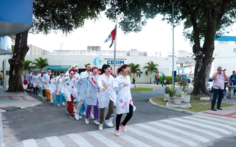 Uncisal entrega primeiro camarim móvel de palhaços de hospitais no Brasil