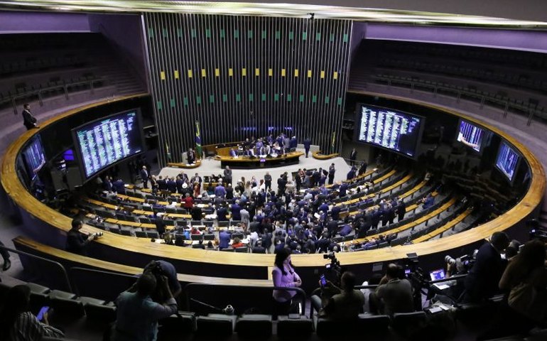 Tributação sobre aplicações financeiras e adulteração de bebidas podem entrar na pauta da Câmara nesta semana