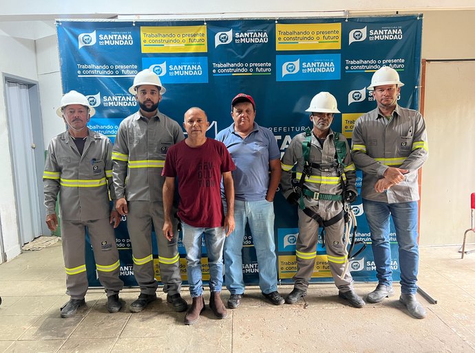 Prefeitura de Santana do Mundaú entrega fardamentos, ferramentas e EPIs para eletricistas