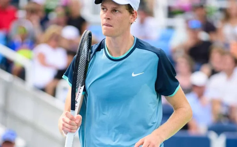 Sinner bate Djokovic, leva o Masters 1000 de Xangai e conquista o 7º título na temporada