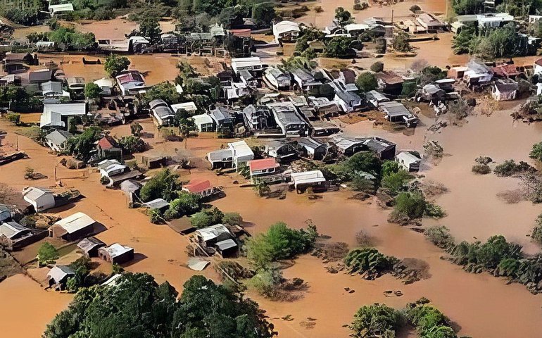 Pai e filha salvam cão no meio da enchente no Rio Grande do Sul