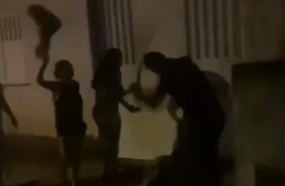Policial é filmado agredindo homem durante abordagem em Riachão do Dantas; corporação alega desacato