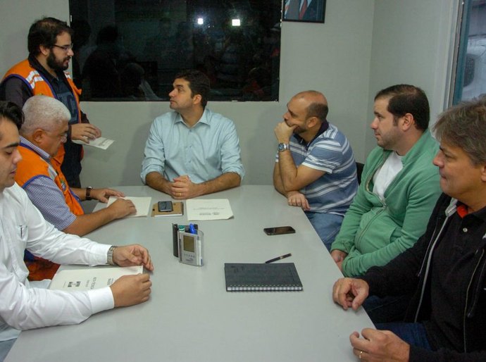 Chuvas: prefeito Rui Palmeira reúne força-tarefa na Defesa Civil