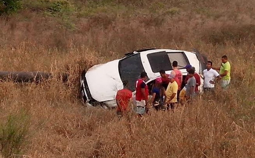 Marta capota carro com três pessoas, mas todos passam bem