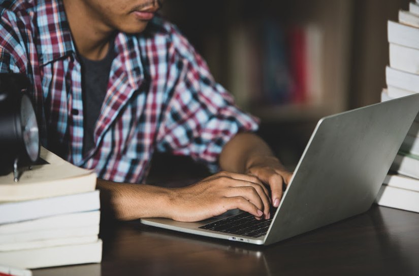 Centro universitário oferece 17 cursos online gratuitos para estudar nas férias de meio de ano