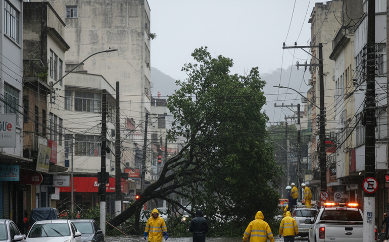 Chuva intensa causa alagamentos e transtornos no Rio durante a madrugada