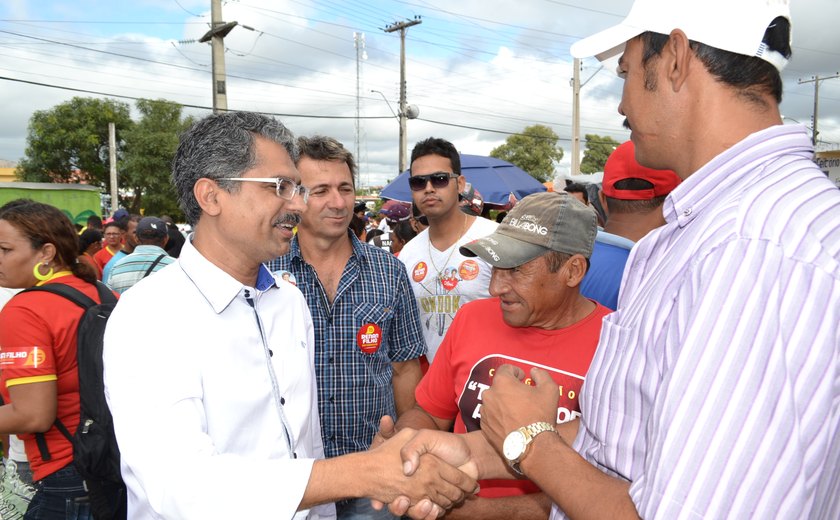 Professor Edvaldo intensifica campanha em Delmiro e região