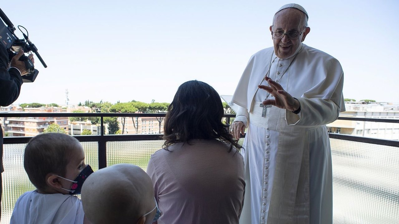 Papa está bem, mas ficará ainda uns dias no hospital, informa Vaticano