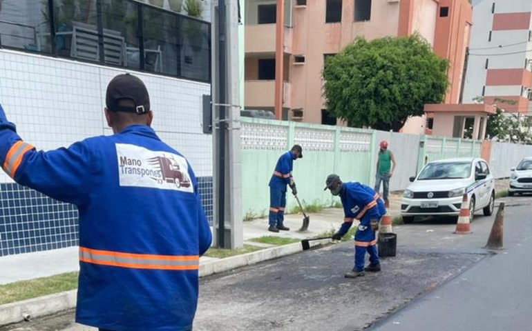 Operação tapa-buracos segue com ações nos bairros Poço, Farol e Prado