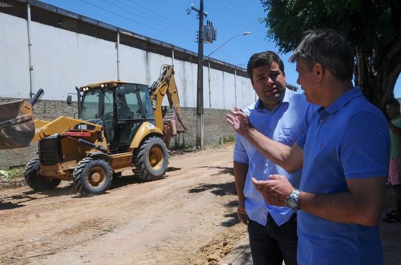 Marcelo Palmeira vistoria obras de pavimentação no bairro do Canaã