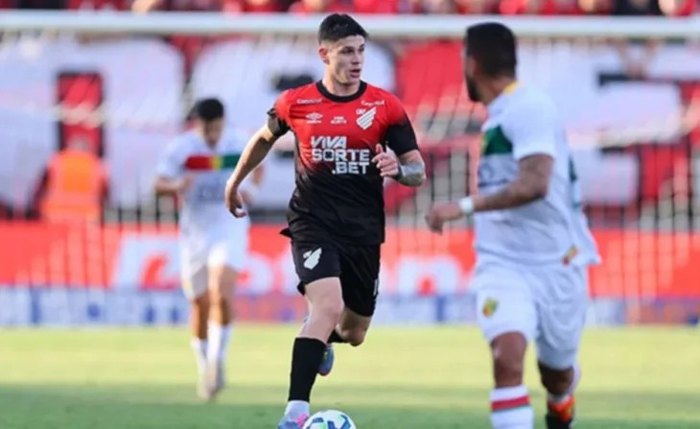 Zapelli com a bola no jogo contra o Brusque em Joinville Zapelli com a bola no jogo contra o Brusque em Joinville