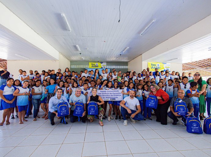 Centenas de estudantes do contraturno recebem kits esportivos