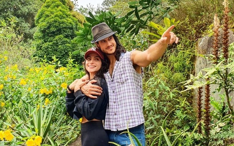 Ator da Globo revela relacionamento aberto com namorada