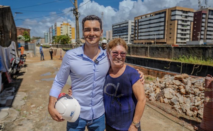 Prefeito JHC com a moradora Neuriland de Moraes