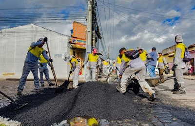 Prefeitura intensifica operação tapa-buracos em diversos pontos de Arapiraca