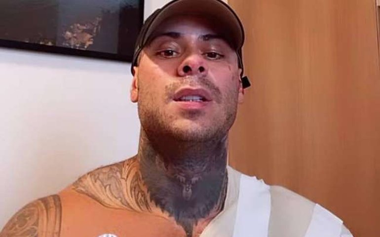 Cantor Leo Stronda tem 30% do corpo queimado devido a explosão de botijão de gás