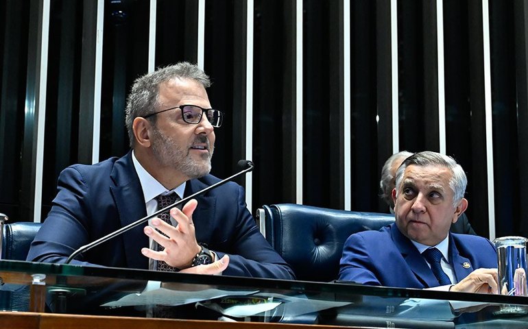 Defesa da democracia marca homenagem a associação dos procuradores