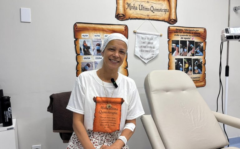 Professora celebra conclusão da quimioterapia contra câncer de mama no Hospital Metropolitano