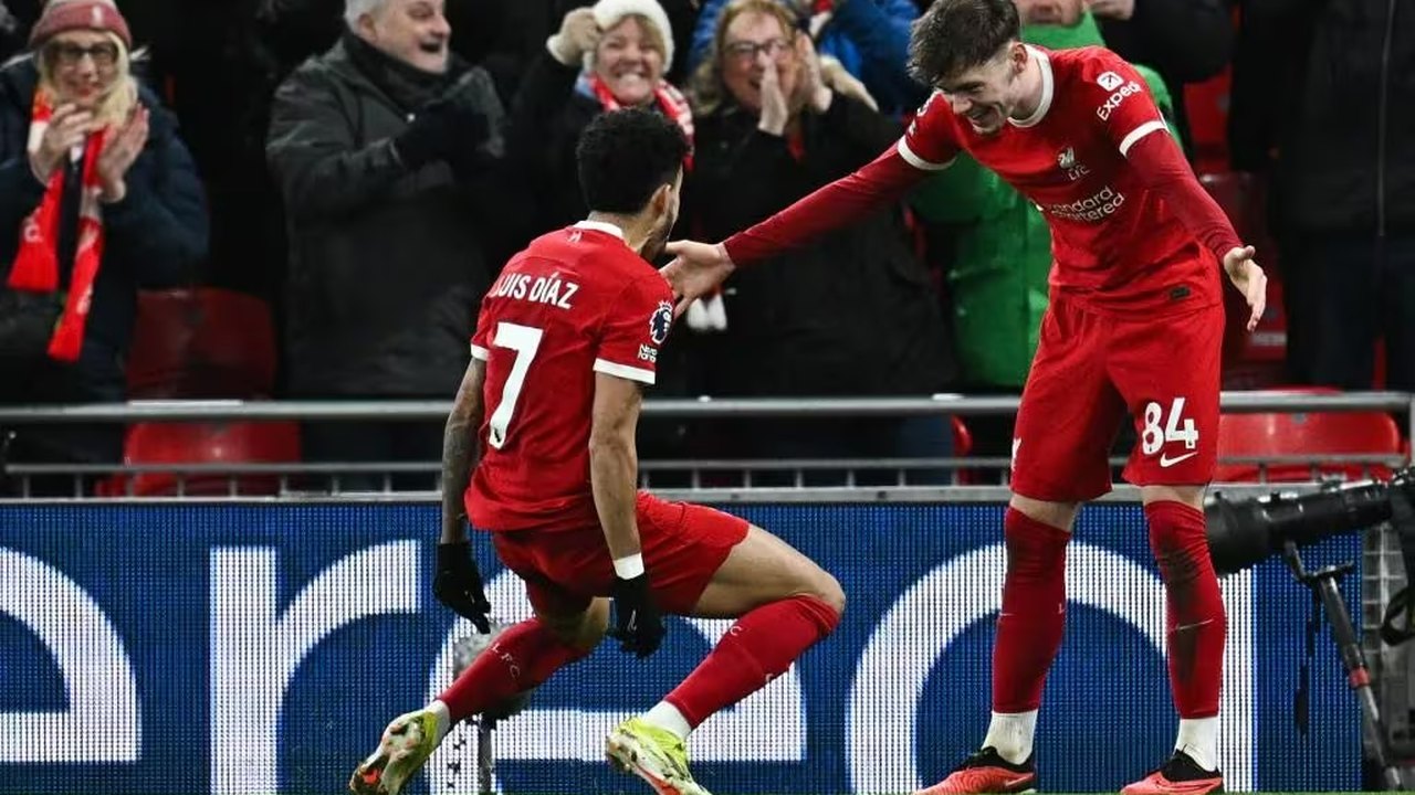 Liverpool quebra jejum de três anos com goleada no Chelsea e abre 5 pontos no topo do Inglês