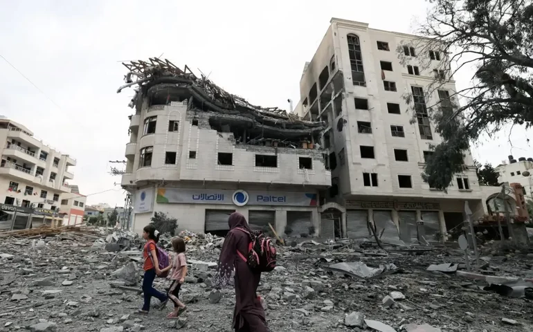 Após saída israelense, palestinos voltam a Khan Yunis e encontram cidade irreconhecível