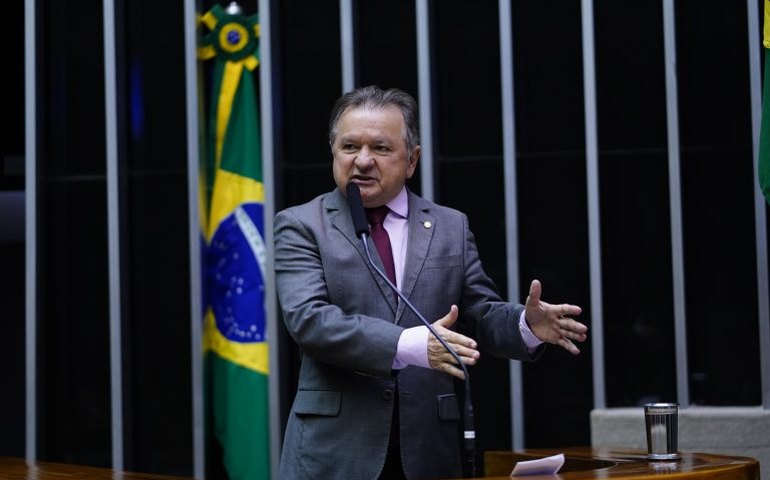 Comissão aprova projeto que prevê descredenciamento de escola privada que recusar matrícula