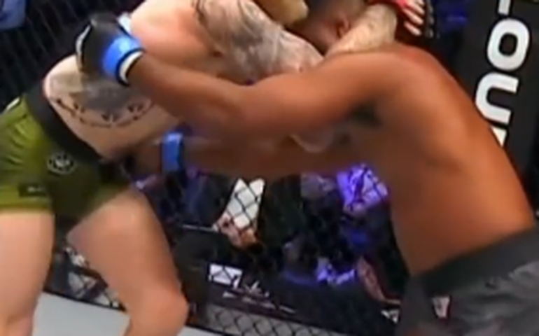 Lutador sofre corte assustador no rosto após levar joelhadas em luta da PFL 8