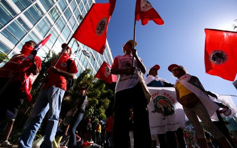 Manifestantes ocupam o Ministério do Planejamento e pedem eleições diretas