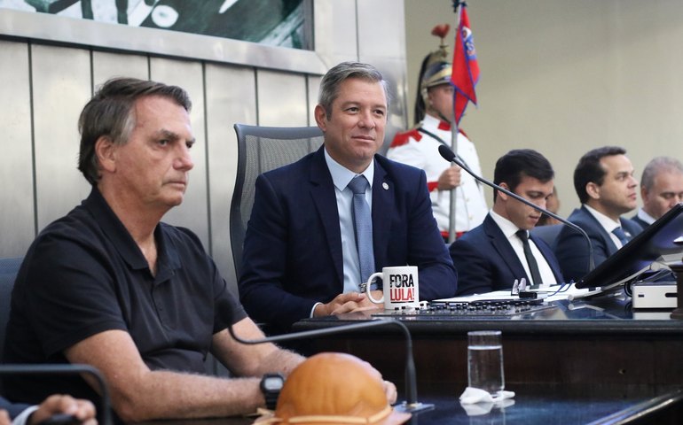 De camisa polo, Bolsonaro recebe em sessão solene da ALE título honorário, com apenas 4 deputados