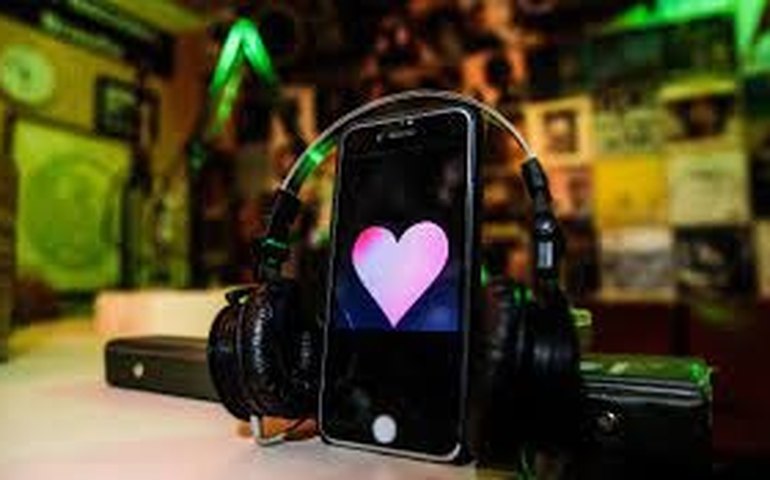 Ouvir música pode ser mais eficaz contra a dor que os analgésicos, diz especialista; veja qual