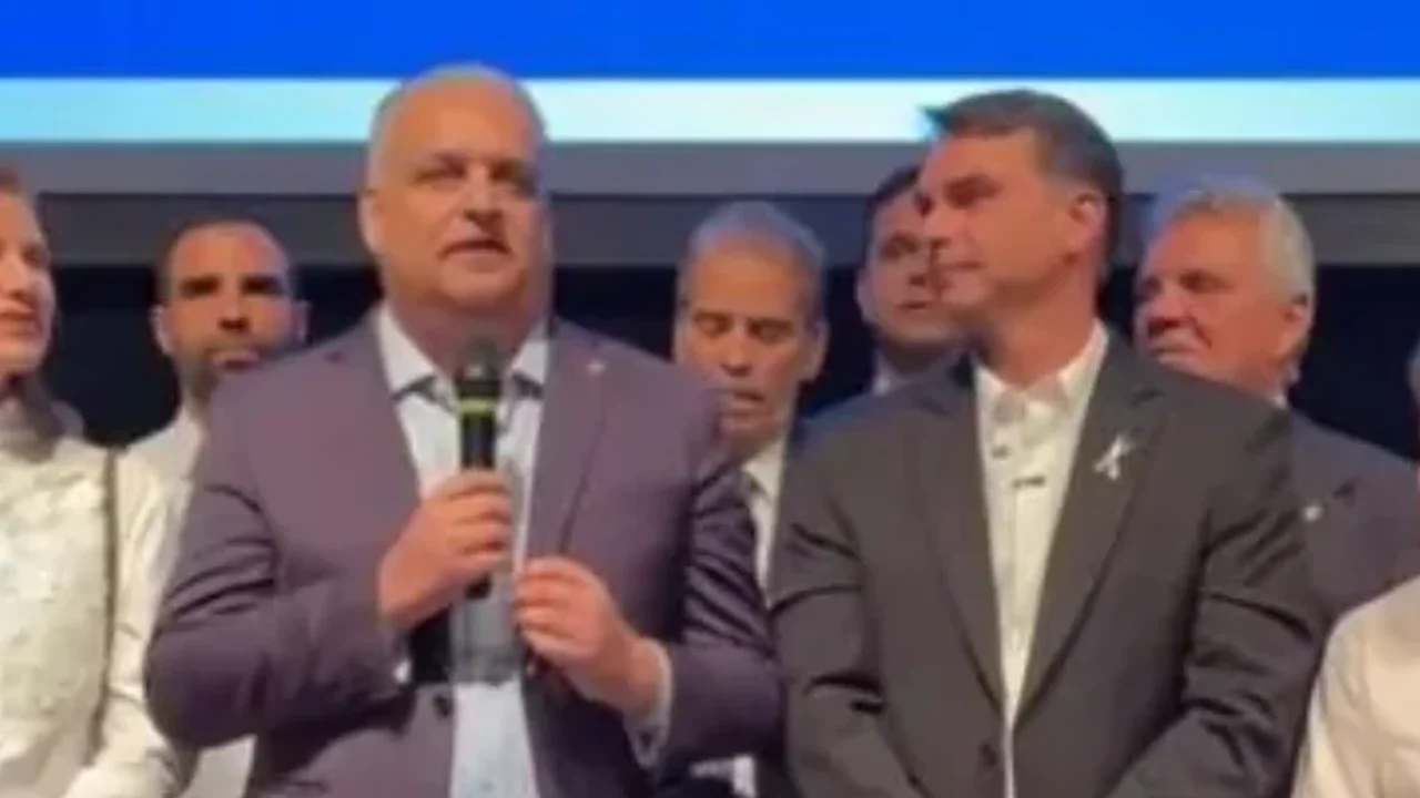 Flávio Bolsonaro anuncia Alfredo Gaspar como candidato a vice na disputa presidencial