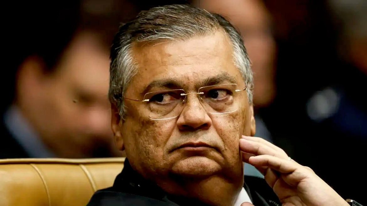 Dino manda investigar suspeitas de apoio estrangeiro à candidatura de Flávio Bolsonaro