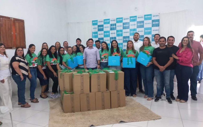 Prefeito Jorge Galvão entrega notebooks para professores da rede de ensino de Jundiá