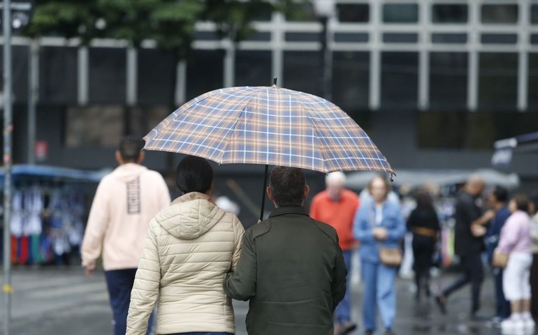 Frente fria provoca chuvas e queda de temperatura no centro-sul