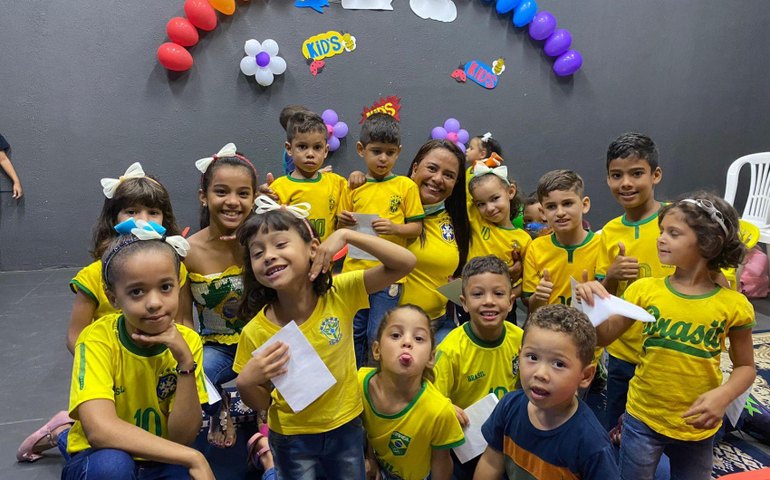 Crianças da Unidade de Acolhimento Rubens Colaço assistem partida da Seleção Brasileira