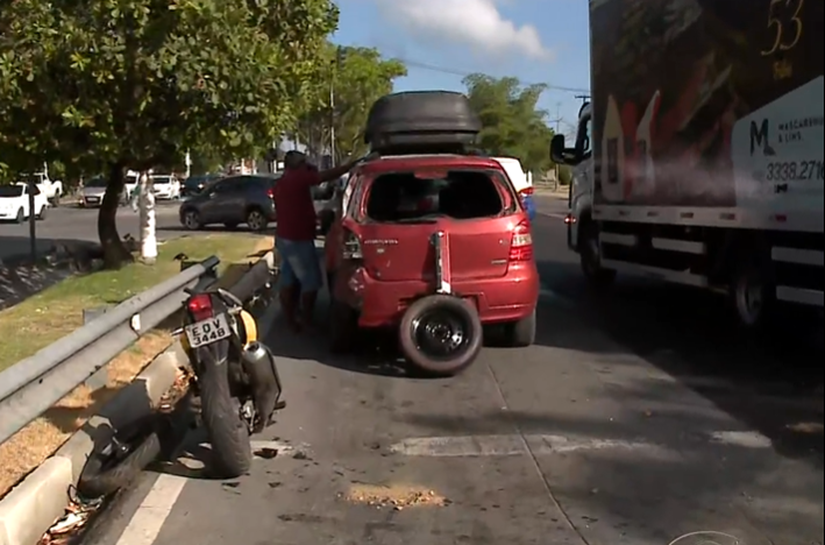 Motociclista fica ferido ao colidir contra carro na Cidade Universitária