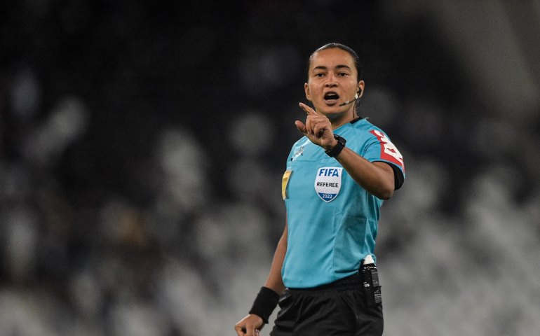 CRB é denunciado por cânticos discriminatórios contra árbitra Edina Alves