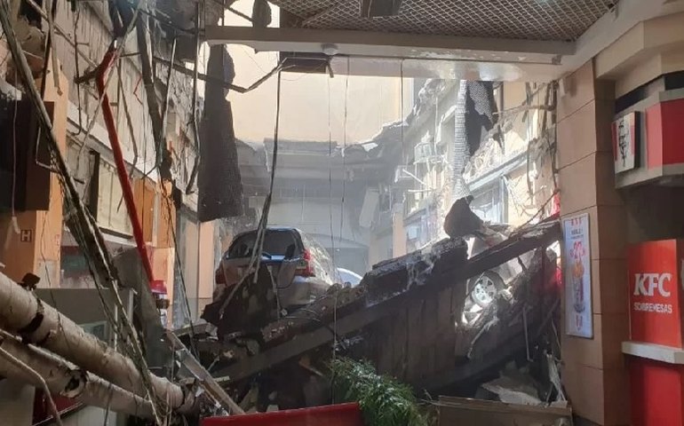 Parte de teto de shopping desaba em Osasco, na Grande São Paulo