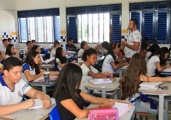 Governo garante reajuste nacional de piso para professores na folha deste mês