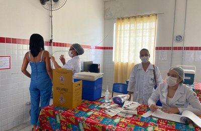 Influenza: SMS imuniza público-alvo em locais estratégicos na capital