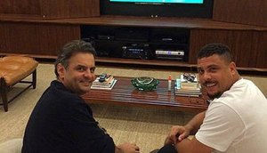 Aécio e Ronaldo assistiram ao jogo do Cruzeiro na quarta-feira (30) Reprodução/Facebook