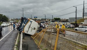 Quatro pessoas ficam feridas após micro-ônibus tombar na BR-235 em Aracaju / Foto: Foto: Leonardo Dias/TV Atalaia