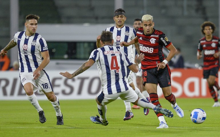 Flamengo volta a sofrer gol contra, mas busca empate com o Talleres na Argentina