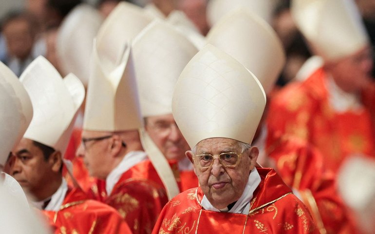Cardeais seguem para segundo dia do conclave nesta quinta-feira (8)