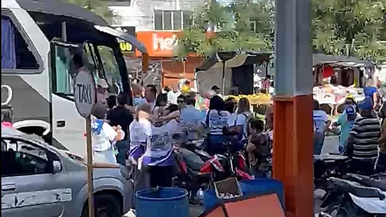 Ônibus leva público para agenda de JHC em União, e morador questiona: “Tudo de Maceió?”