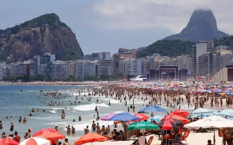 Calor intenso e céu aberto lotam praias cariocas no domingo