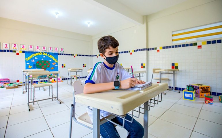 Educação com arapiraquinhas e Centros de Apoio recuperados, e milhares de alunos em sala de aula