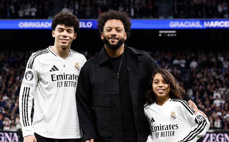 Marcelo recebe camisa de Modric e é ovacionado no Santiago Bernabéu em jogo do Real Madrid