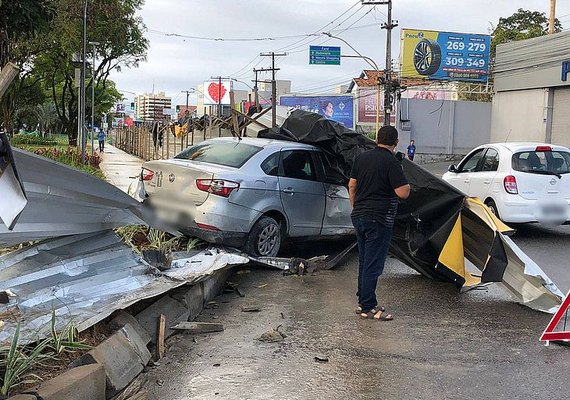 Carro invade obras na Praça do Centenário após motorista perder controle da direção em Maceió